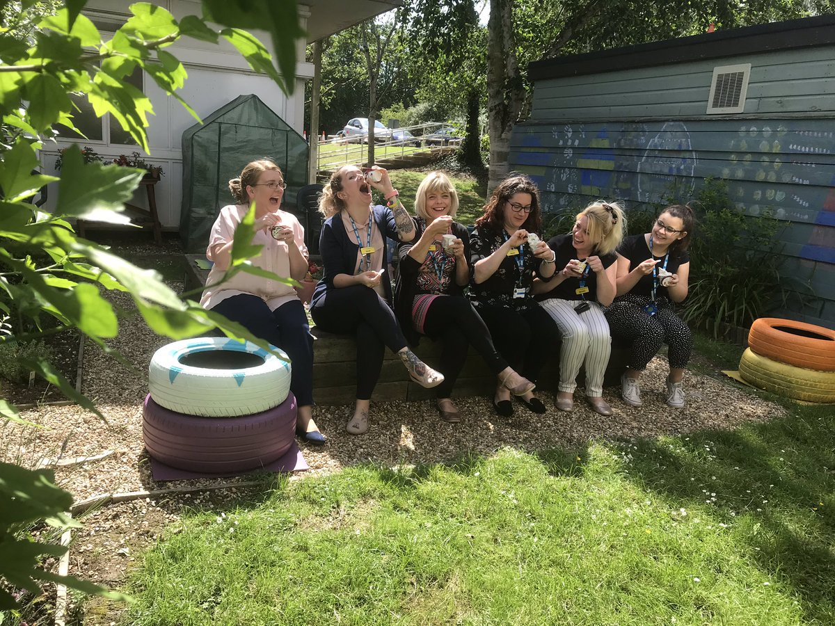 Jacqui80808120's tweet photo. #basildonmhu OT team looking after their own well-being by enjoying an ice cream in the #otgarden on a sunny day! #occupationalbalance #practingwhatwepreach #adventuresofot @EPUTNHS @glenn_westrop https://t.co/11umKzy1Y9