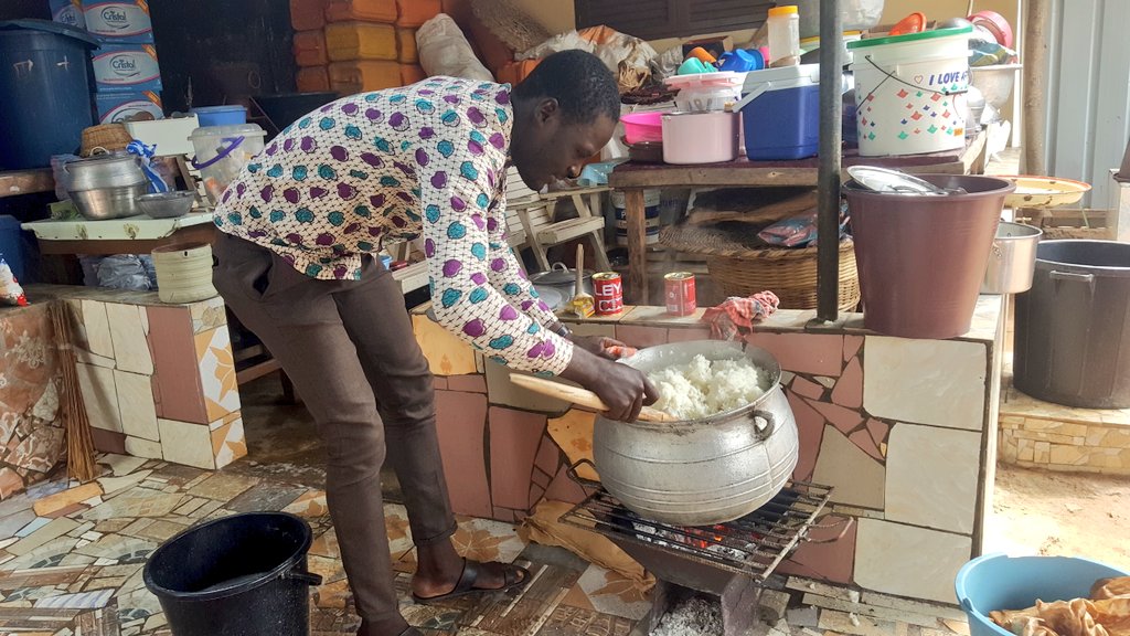 FaodOrphelins's tweet photo. Le President de @FaodOrphelins se charge personelement de la cuisine des enfants pour cet apres midi. Au ménu riz blanc accompagné de la soupe a la viande de chèvre .Plus de 60 plats seront servi donc a chaque enfant deux plats.
Join toi a Nous
#OurSupportTheirHope
#Feedorphans https://t.co/7zLSEO0b1F