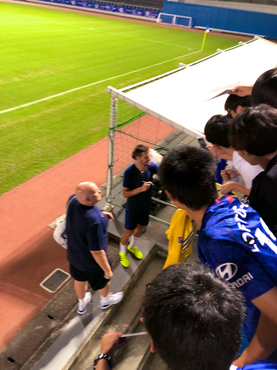 oya7023's tweet photo. 凄い数のサインに応じてくれたキャプテン！！ありがとう！！宝物にします！！明日の試合も楽しみです。#CFCinJapan https://t.co/0d8bmM4uqW