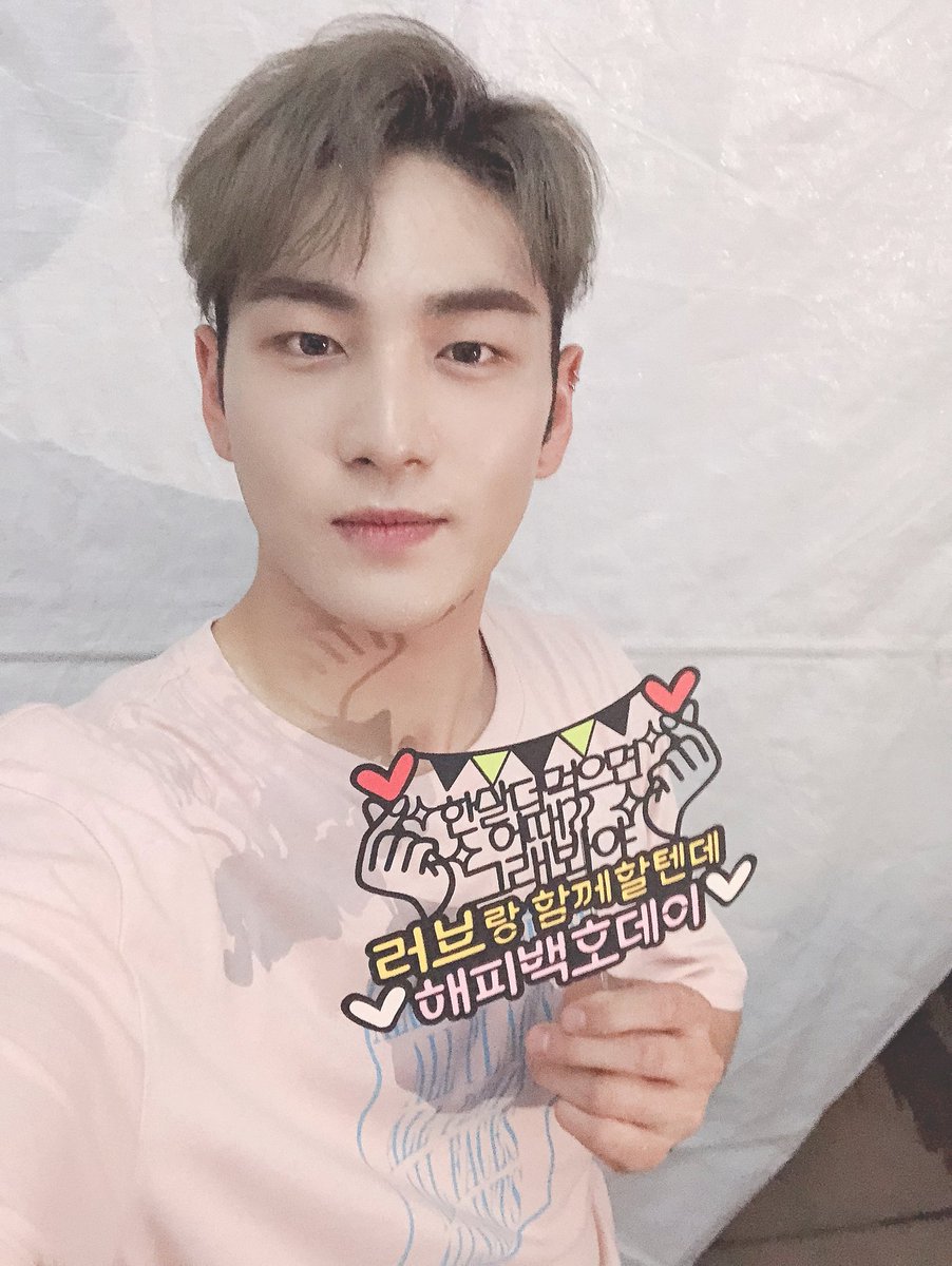 NUESTNEWS's tweet photo. [NU'PAPA] 무더운 날씨도 함께하면 시원해지고 어두운 밤도 낮처럼 환해지는 마법 같은 기분 좋은 여름밤🍃 잊지 못할 여름밤의 추억을 선물해준 러브들 감사합니다❤ 
#행복으로_가득한_하루의_끝은
#항상_러브와_함께였어
#백호의_여름밤을_채워줘서_고마워요 https://t.co/RlhMxYw6wl