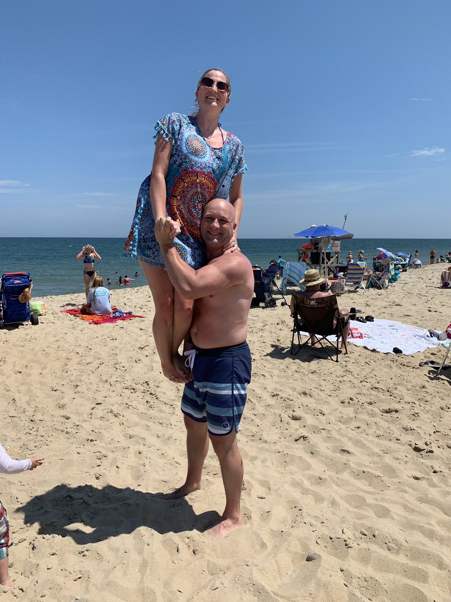 BrianStever's tweet image. “Hey dad, lets do that pic we took of you holding me w/ one arm when I was 4...”

7 years &amp;amp; a few added lbs (for both of us) later... 😬💪🏼

Even Kent &amp;amp; lil sister @cassidy511 wanted to get in on the fun!
#onearmchallenge 
#samehaircut