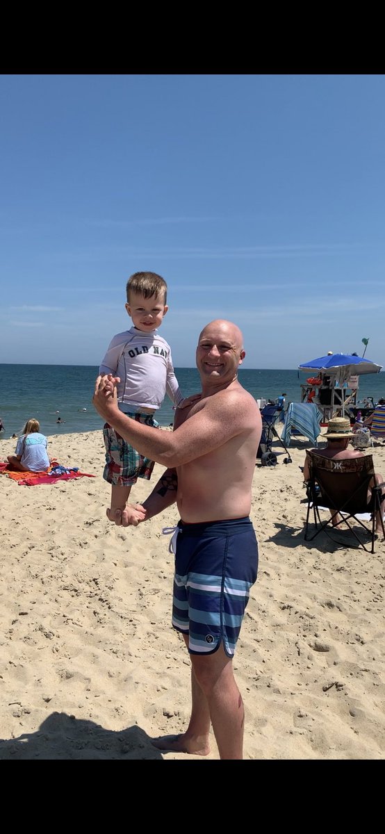 BrianStever's tweet image. “Hey dad, lets do that pic we took of you holding me w/ one arm when I was 4...”

7 years &amp;amp; a few added lbs (for both of us) later... 😬💪🏼

Even Kent &amp;amp; lil sister @cassidy511 wanted to get in on the fun!
#onearmchallenge 
#samehaircut