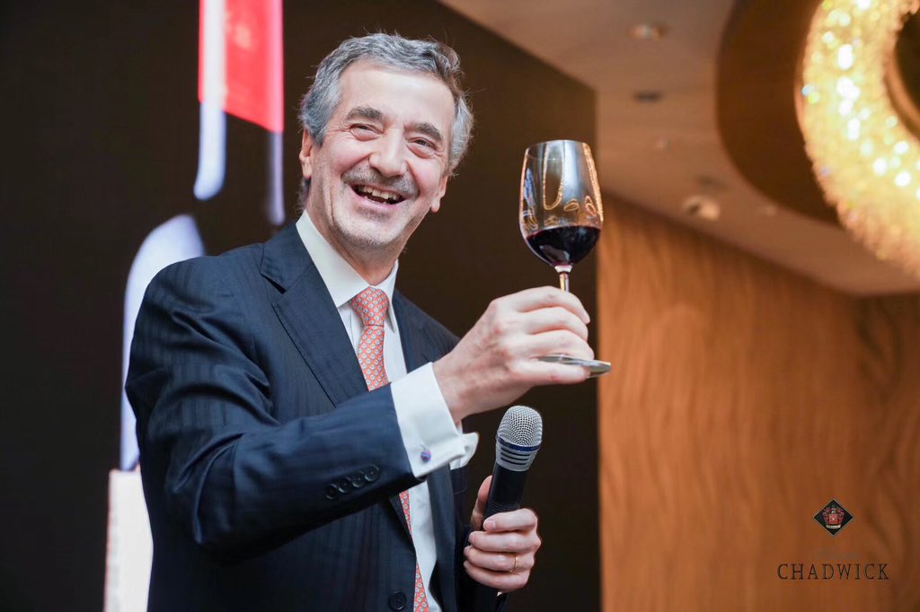 eduardochadwick's tweet photo. Best thanks Lu Yang for a most professional Viñedo Chadwick vertical tasting masterclass  at Shangri-La, sharing your perspectives and for your great appreciation of our soon to be released 2017 💯 points vintage. https://t.co/BWyKdqR7cr