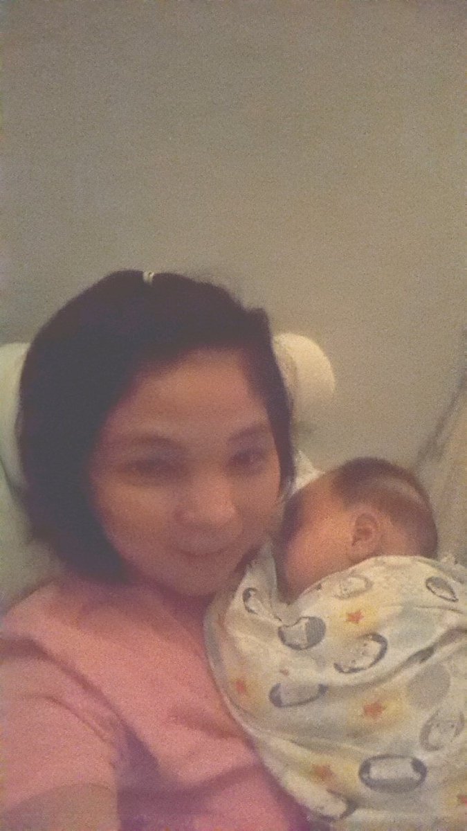 Sine_Arsenal's tweet photo. วันนี้ทำให้ลูกชาบโกรธนิดหน่อย...แิบแคะขี้มูกนาง...นางจามไปสามครั้ง บนงึมงำๆ และเปลี่ยนใบหน้าเป็นสีแดงและแผดเสียงแว้กๆ ขอโทษคับลูก นี่คืิอวิธีง้อลูก วันนี้ให้สองชั่วโมงนะคับลูก https://t.co/QDHaOAq5L6