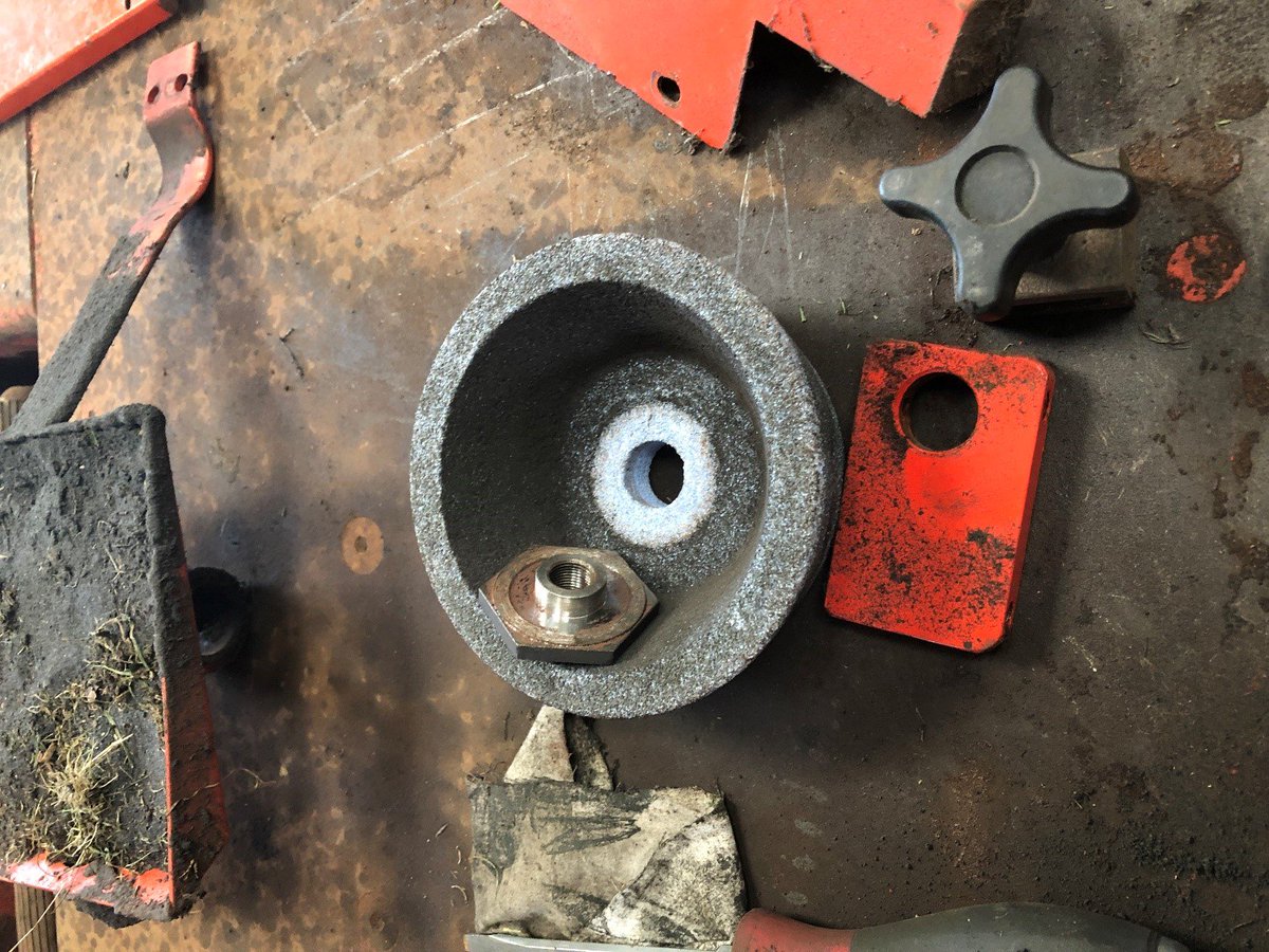 BernhardCompany's tweet image. #Toptip #sharpeningsolutions Proper use of blotters can aid in preventing wheel breakages. They help to assure that the flange clamping pressure is evenly distributed on the wheel.  You must therefore use one clean new blotter for each mounting flange. #blotters #stone