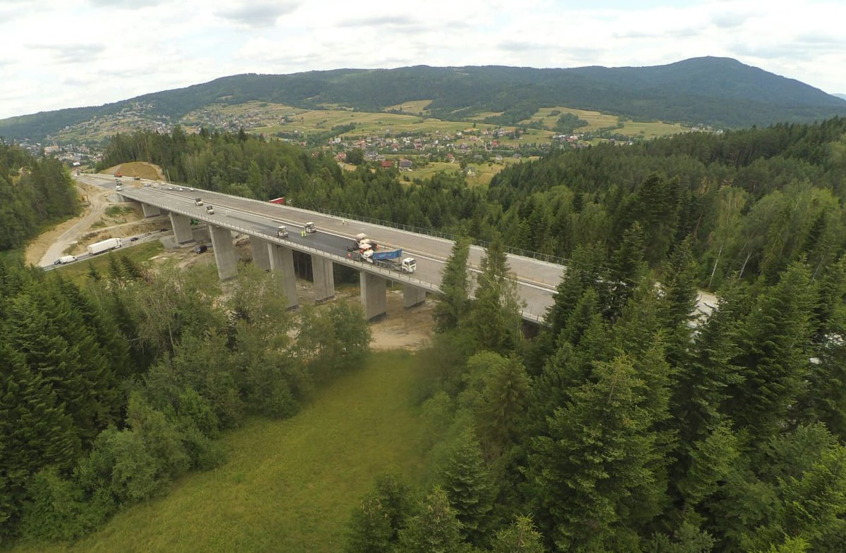 BridgeDept_K's tweet photo. Kolejny piekny obiekt realizowany w ramach #S7 #zakopianka ma nawierzchnie SMA. Dziś ulożono warstwę ścieralną na prawej jezdni obiektu nr 22. Całkowita długosc obiektu to 303 m, podpory maja wysokość blisko 30m. Ustrój wykonano metodą nasuwania podluznego #ŁączymyPolskę Brawo BD https://t.co/9s41RYcjQz