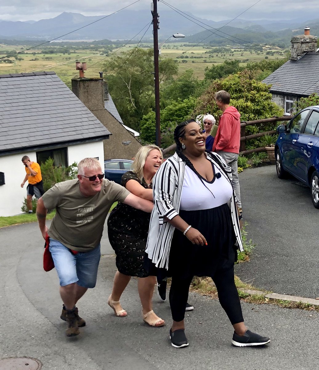 Ybranwen's tweet photo. Walking up the steepest street in the world with the lovely @AlisonHammond from @thismorning #FforddPenLlech #Harlech #Gwynedd #Snowdonia #NorthWales #VisitWales #ThisMorning #itv 🏴󠁧󠁢󠁷󠁬󠁳󠁿 https://t.co/IeTlvHQRmL