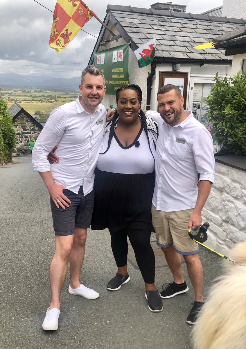 Ybranwen's tweet photo. Walking up the steepest street in the world with the lovely @AlisonHammond from @thismorning #FforddPenLlech #Harlech #Gwynedd #Snowdonia #NorthWales #VisitWales #ThisMorning #itv 🏴󠁧󠁢󠁷󠁬󠁳󠁿 https://t.co/IeTlvHQRmL