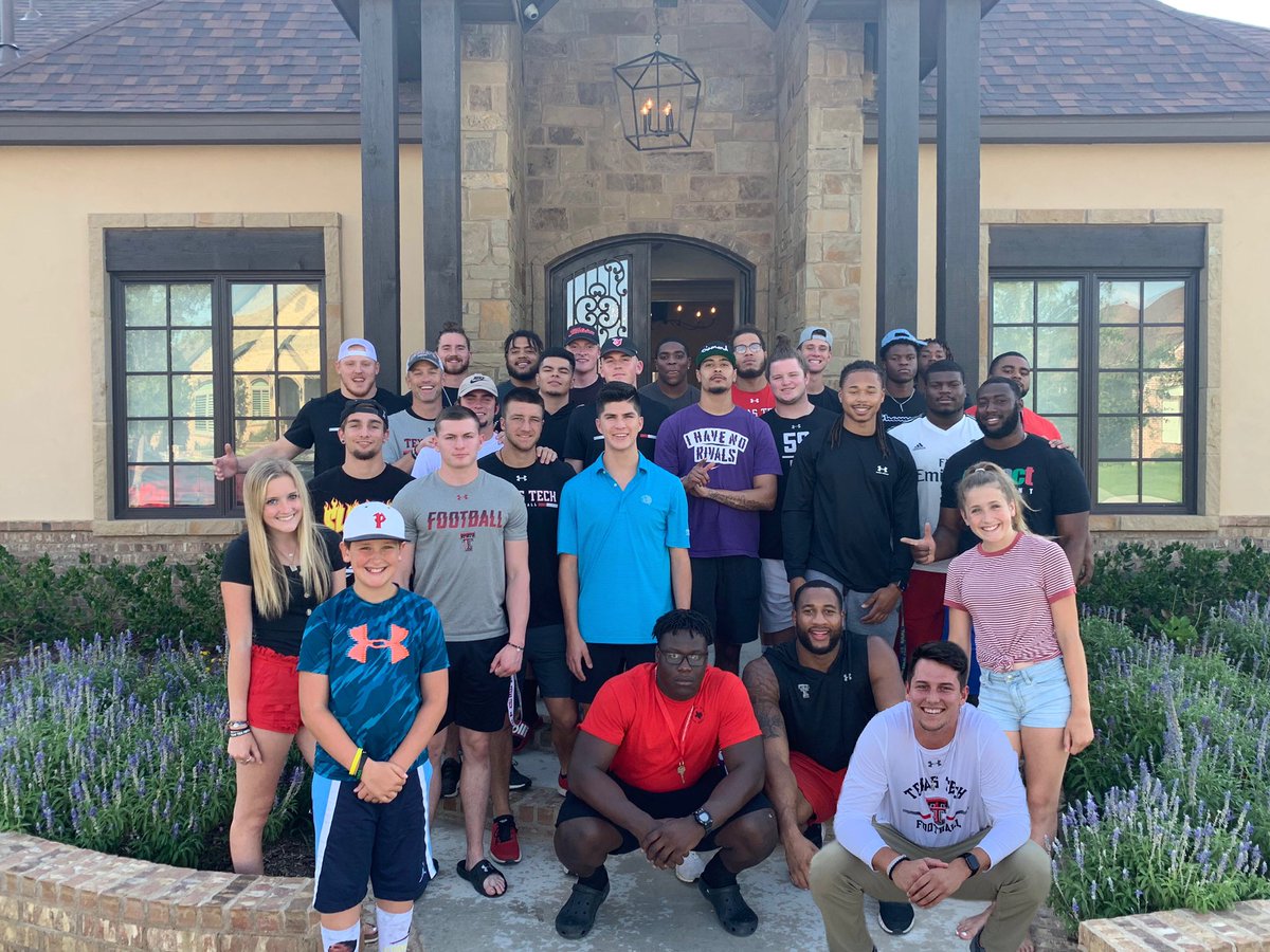 Dinner last night with our DL, Inside WRs, QBs &amp; specialists #WeUsOurProgram