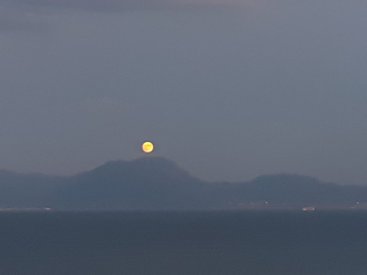 Prima dell'eclissi, da Posillipo...