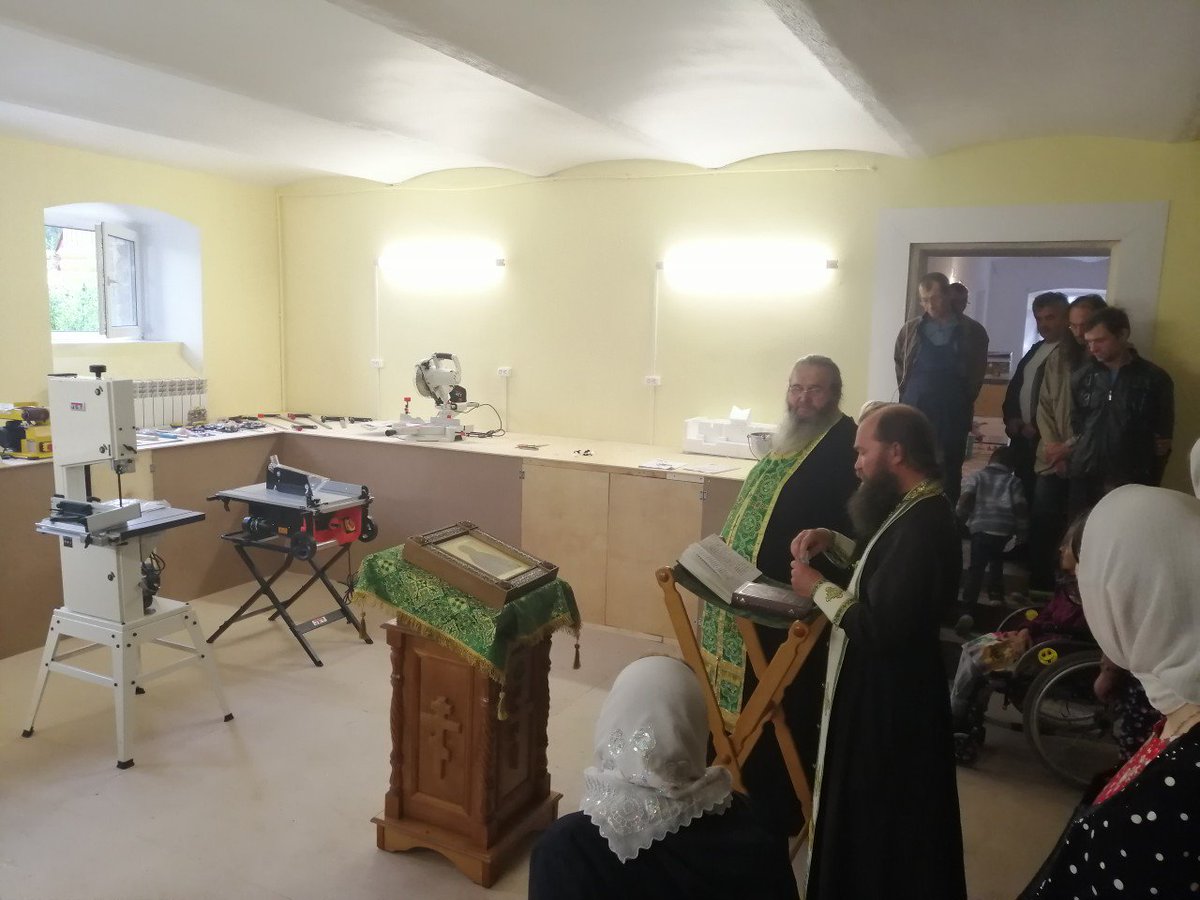 В храме преподобного Сергия Радонежского в селе Долматовский открылась столярная мастерская на средства гранта, который получил иеромонах Мелитон Присада. А в августе планируется открытие пекарни и швейной мастерской
