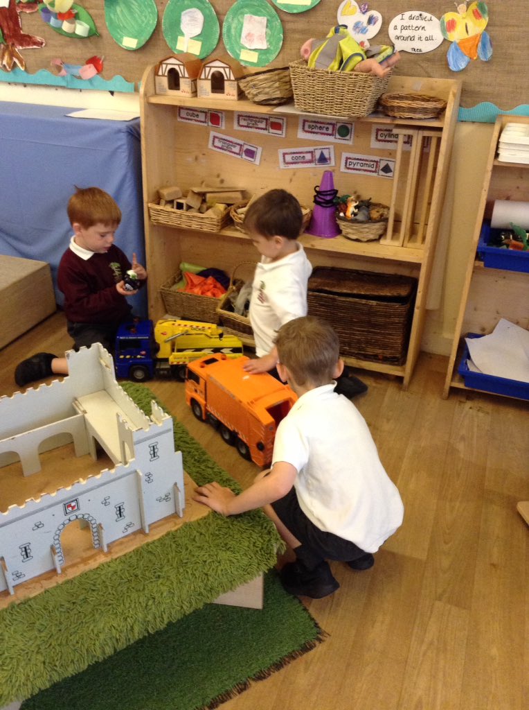 Jillearlyyears's tweet photo. This morning we went to visit Tiggywinkles and Cottontails classrooms. https://t.co/crDlFaxtHM