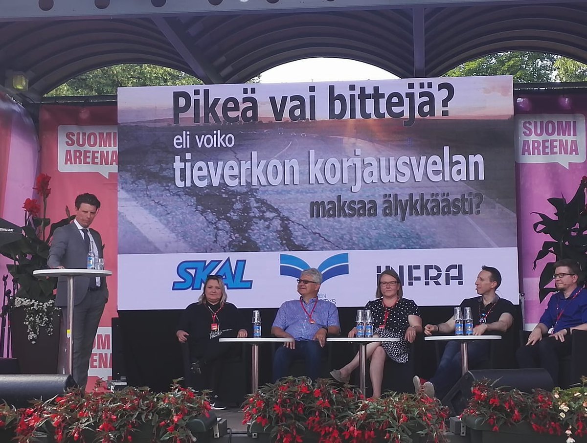 tieyhdistys's tweet photo. Pikeä vai bittejä - miten tiet saadaan kuntoon? #ihmistentakia #tietkuntoon #pikeävaibittejä  @SuomiAreena https://t.co/LnqhdbDmiW