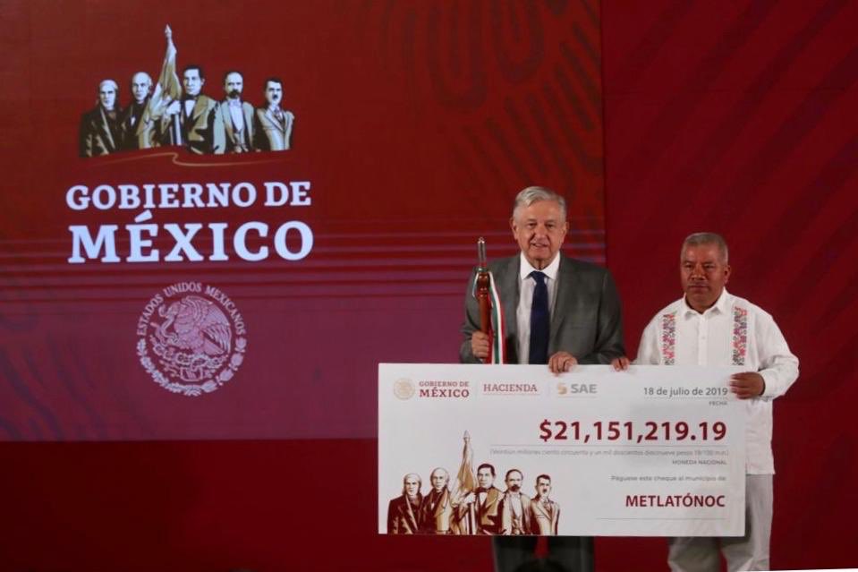 INPImx's tweet photo. "Vengo aquí a reiterar mi compromiso de que todo el recurso entregado hoy, será para el beneficio  del pueblo. 

¡Vamos a trabajar con el corazón para acabar con la pobreza en Metlatónoc!". -Zeferino Villanueva,                                Presidente Municipal de Metlatónoc https://t.co/1F2G3gW0Wr