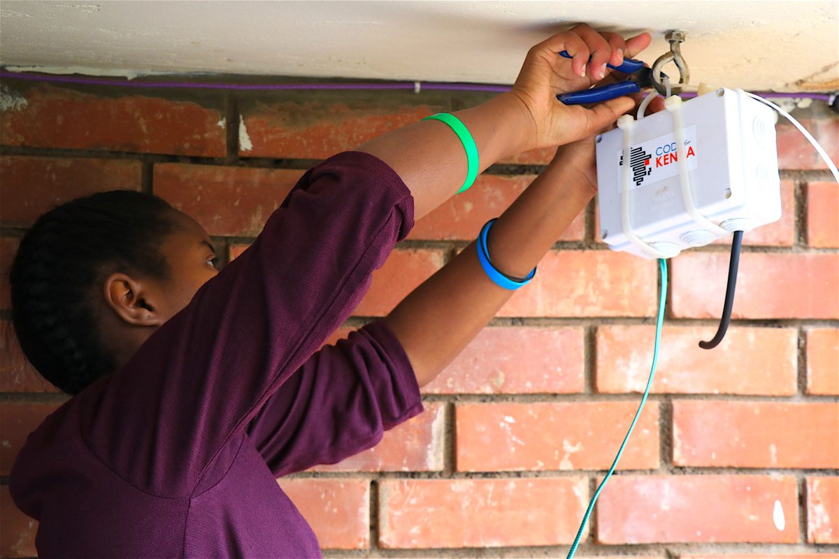 Code4Africa's tweet image. Through @sensorsAFRICA, we're deploying low-cost sensors to measure #airquality in key African cities in order to monitor life-threatening pollution and provide watchdogs with the info they need. ✉️ You can join our mailing list for project updates here:  bit.ly/2G9F9Ii