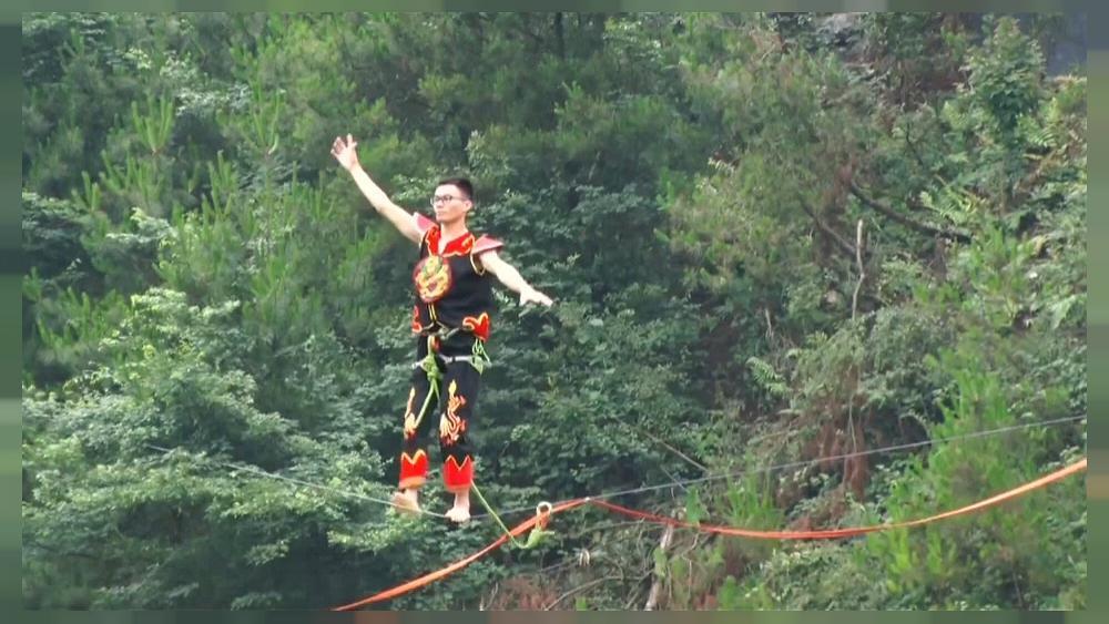 euronewsfr's tweet photo. #NoComment | En #Chine, les #slackliners ont offert une traversée ne tenant qu'à un fil https://t.co/Q74Phog1Ia https://t.co/PcdHRyyhzF