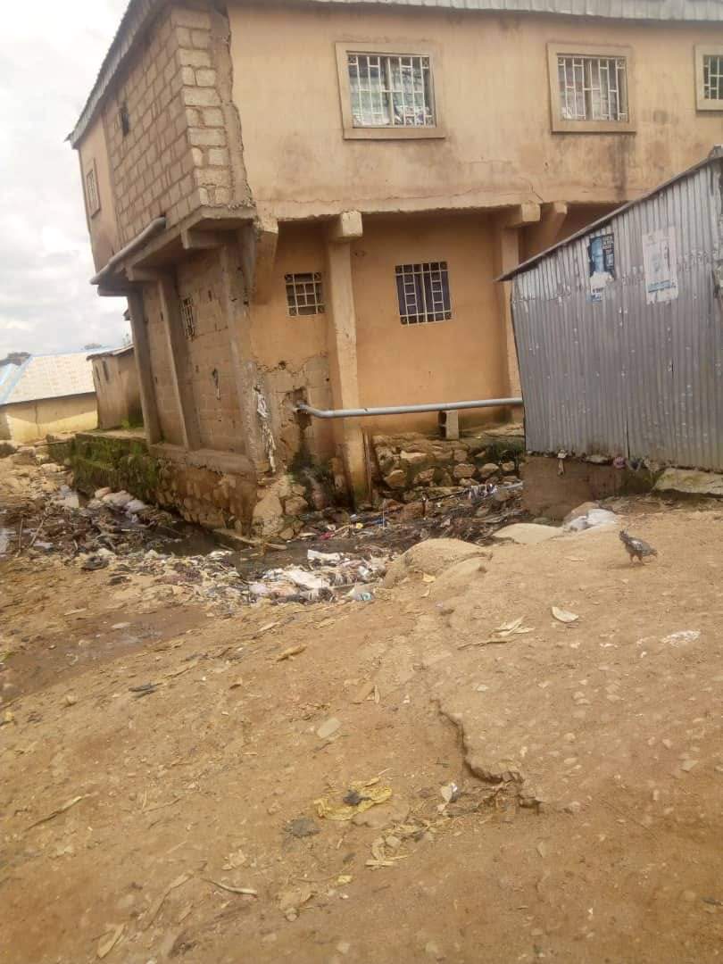UnityRadioFMTV's tweet photo. The government needs to see and conduct an integrity test on this building situated at 11 Loma, Rikkos,  Jos Plateau state. https://t.co/6Q2FZ4MFLm