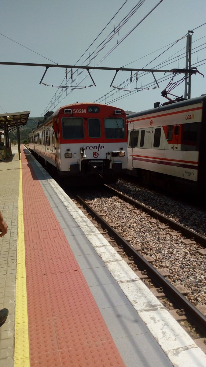 ebarchin_'s tweet photo. @Renfe @IndignatsRenfe Esto es una broma? Tren Gandia playa-Vlc Creo que por 5€ y pico que se paga por trayecto merecemos un tren mejor, no? https://t.co/7utRm4UApM