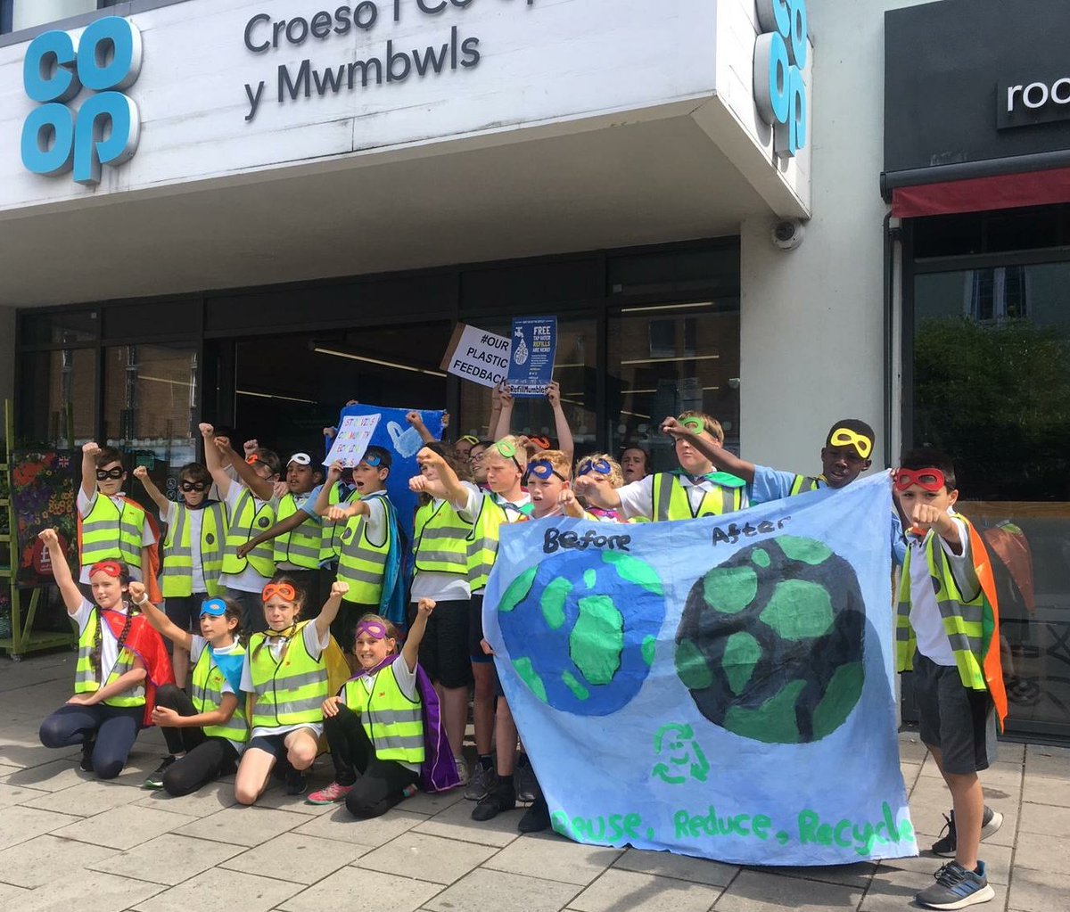 The Zero Heroes of @stdavidscps, inspired by #WarOnPlastic and @HughFW, marched to Mumbles today, to deliver #ourplasticfeedback on unrecyclable, unnecessary plastic waste.
@SwanseaCouncil @SwanseaOnline10 @WalesOnline @964thewave @CoopMumbles @EcoSchoolsWales @Recycle4Wales