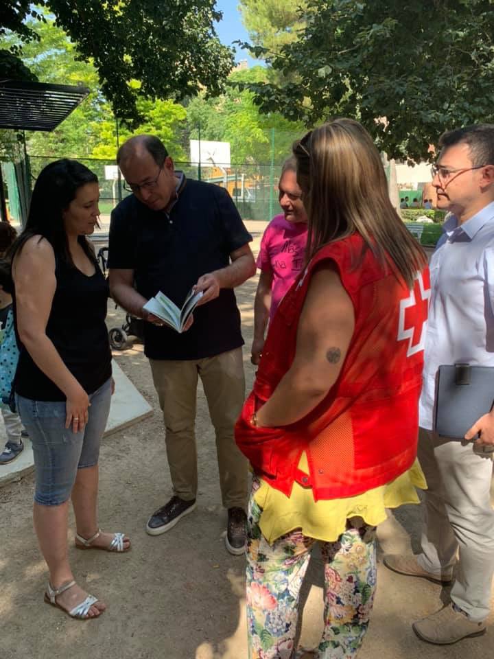 RoselloJavi's tweet photo. Visitando el quiosco del Jardín donde se está desarrollando el proyecto #Lectofresh seleccionado para el Encuentro de Buenas Prácticas que organiza la Confederación de Plena Inclusión. Mi más sincera enhorabuena ¡muy merecido! #Asprona #CruzRoja #MasqueunaIlusion @AytodeAlmansa https://t.co/0VObAMV2T4
