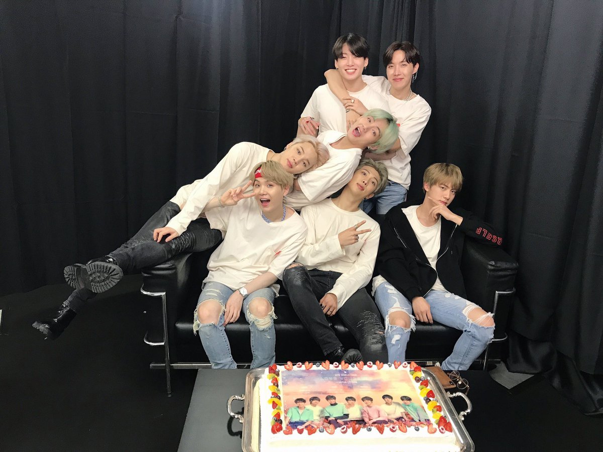 yungi0628's tweet photo. キムナムジュン

キムソクジン

ミンユンギ

チョンホソク

パクジミン

キムテヒョン

チョンジョングク

BTS！！！！！！！！！

この掛け声完璧だよっていう人RT！！

この7人の事、好きな人RT！！！！！

army強制RT！！！！！！！！！

#MGMAVOTE #BTS @BTS_twt https://t.co/X65v5PeiPC