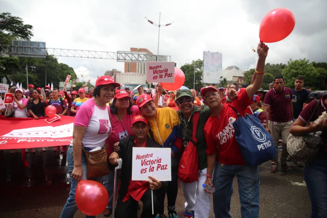 Clap_5deJulio's tweet photo. #18Jul I¡LA ETIQUETA DEL DÍA!#PatriaDePazYDiálogo

Pdte. @NicolasMaduro: "El diálogo que hemos emprendido es por el derecho a la vida y la prosperidad de Venezuela. Ratifico nuestra plena disposición al diálogo con todos los sectores"
#PatriaDePazYDialogo https://t.co/tSyvOzRicl
