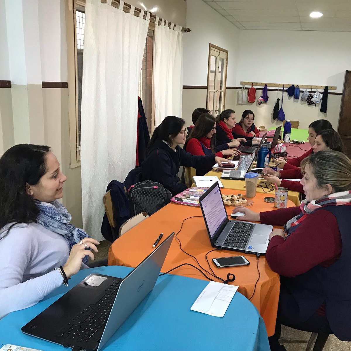 ciiehenderson's tweet photo. Acompañamiento escuela sobre ABP primaria con docentes del colegio Santa Teresita a cargo de la capacitadora @moni_ehernandez  @VicZorraquin https://t.co/AX92QZfEdH