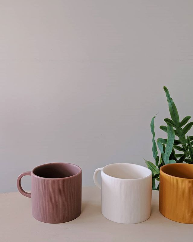 Lately I have had a flurry of these 8oz coffee cups to make. They are satisfyingly squat and tactile with a hand carved combed texture on the surface. Therapeutic to make ☕

#contemporaryceramics #coffeecup #coffeeporn #contemporarycraft #minimalisti… ift.tt/2XQg5it