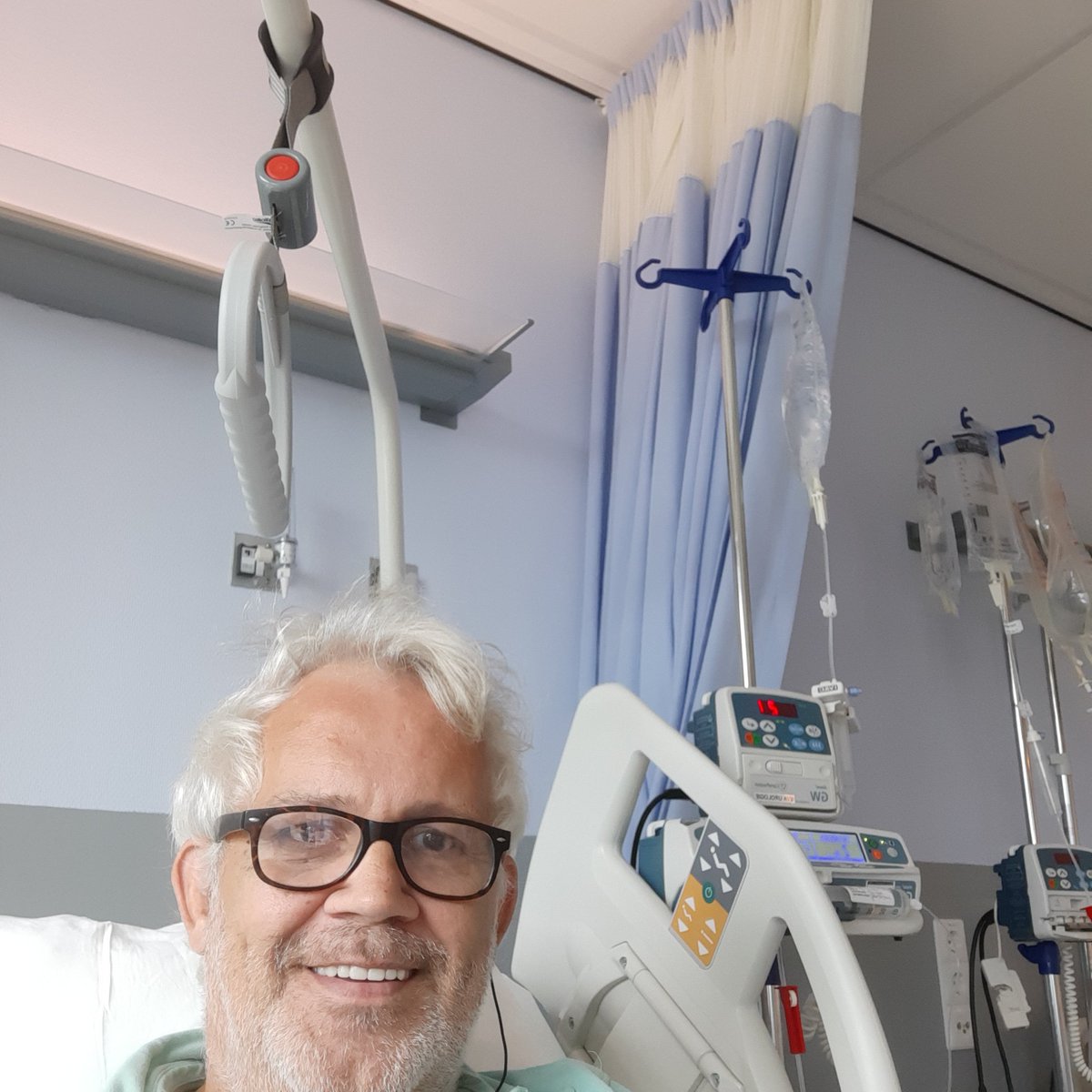 Nadat ik dinsdag naar huis mocht, vanmorgen weer een niersteenkoliek gehad. Nu dus opgenomen in het ziekenhuis en morgen onder het mes. Duim voor me.