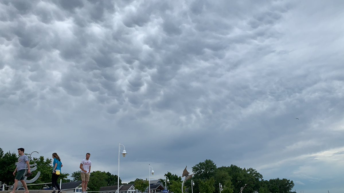 NickBogen's tweet photo. Some gorgeous mammatus following storms this afternoon in @StJoeMichigan at Silver Beach #miwx #cmustorm @NWSIWX @cmuweather https://t.co/3HfMWF0HTA