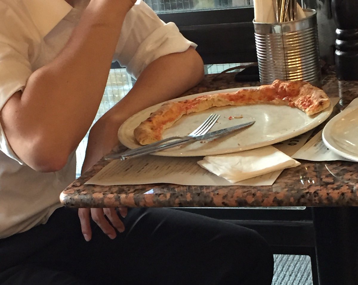 vanillablack1's tweet photo. Just eat the crusts. https://t.co/7lkA8il4Oo