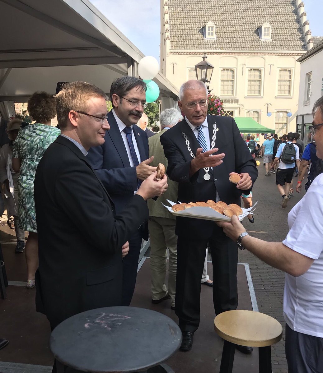 Doorkomst Vierdaagse op de Markt in Gennep was weer een feest voor iedereen! Wandelaars zijn vol waardering en toeschouwers genieten volop en roepen: volgend jaar graag weer!