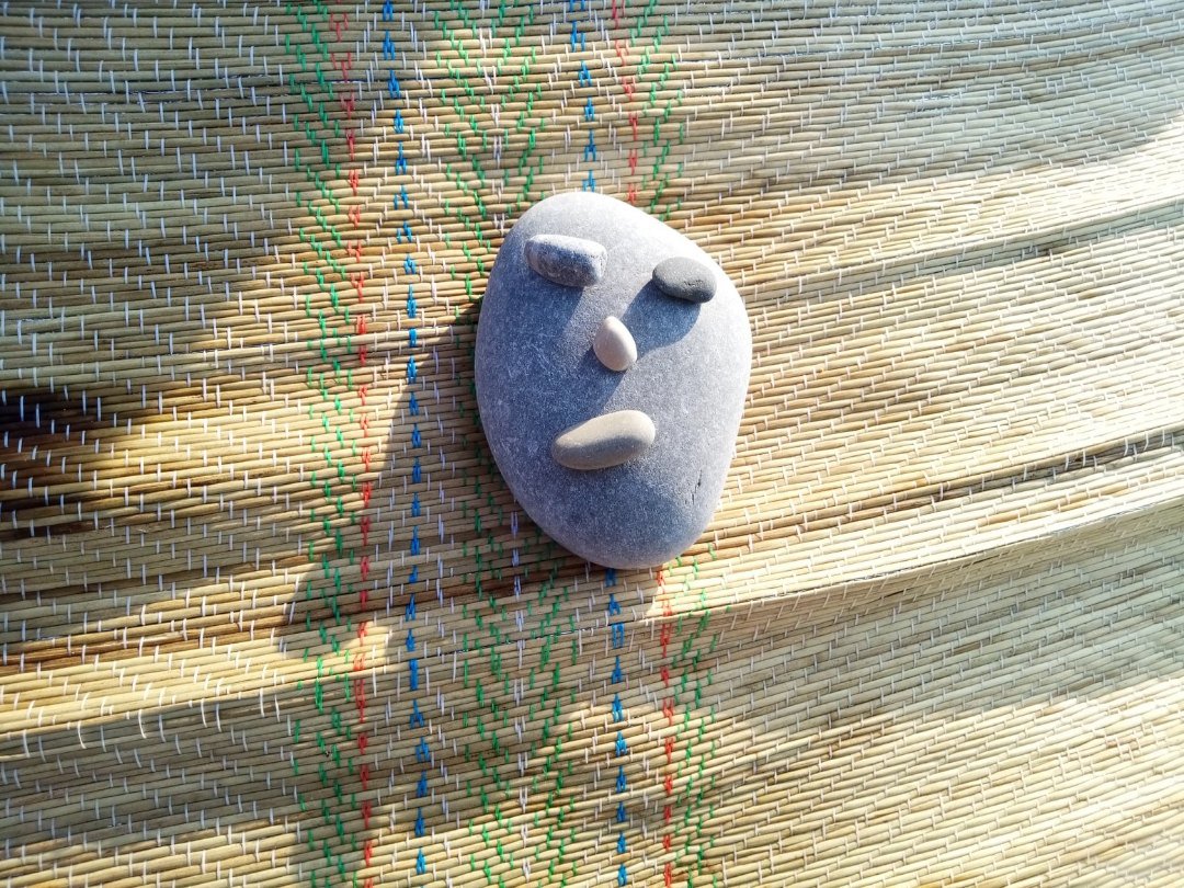 каменное лицо мем. что значит каменное лицо. мемы с каменным лицом. значение смайликов расшифровка. эмоджи каменное лицо.