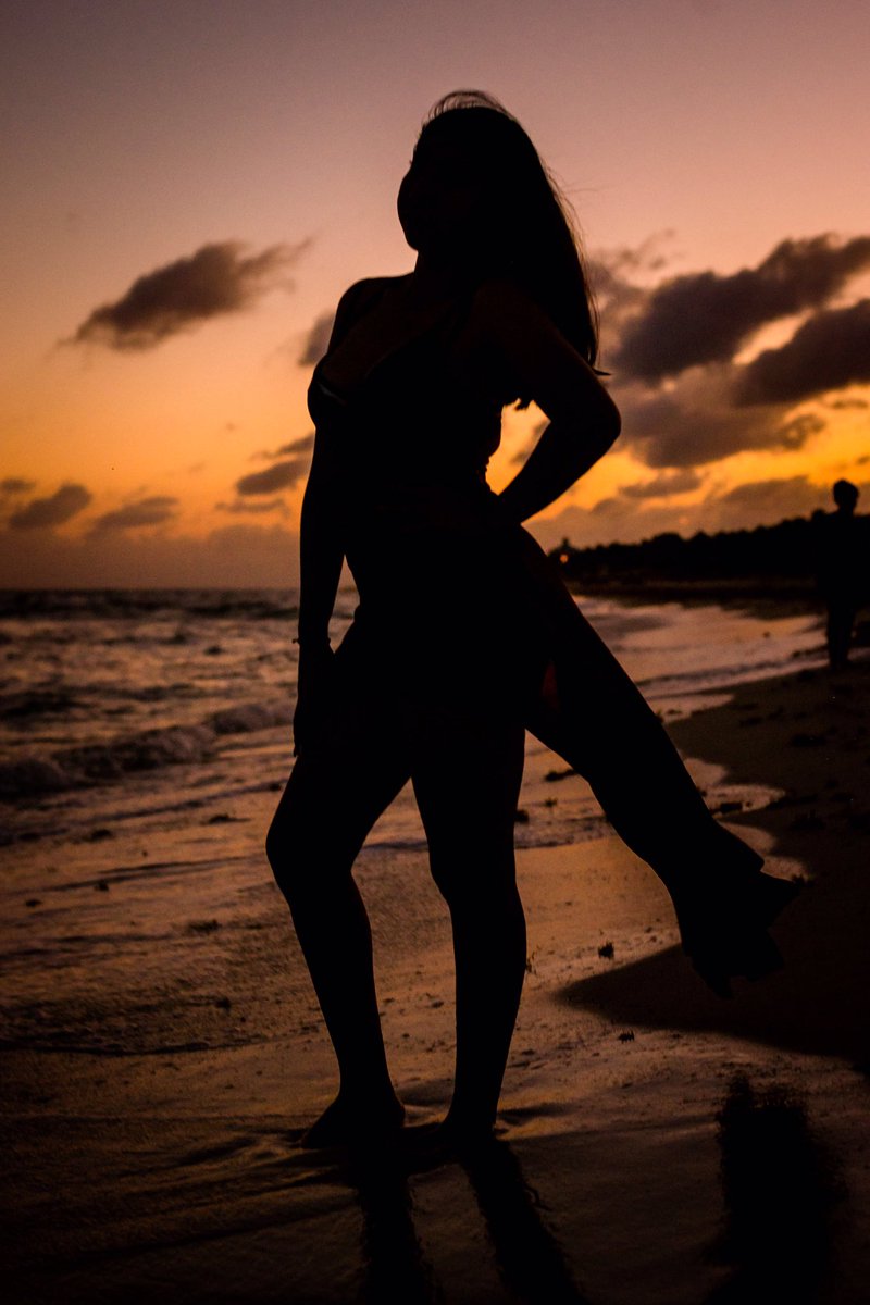 AlenkaPhoto's tweet photo. Elegance at night #playadelcarmen #sunsets #potoshoot @RlVIERAMAYA https://t.co/09mleUOxjy