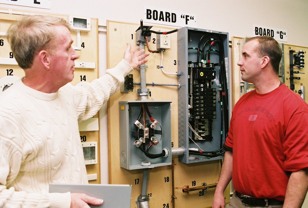bostonjatc103's tweet photo. #TBT throwing it back to 2004: Mr. Sullivan's Job Info class, Fiber Optics Class &amp; one of the Fire Alarm Shops. #bostonjatc #Local103 #IBEW #apprentices #shopclasses #ThrowbackThursdays https://t.co/WnwtYyQxp2