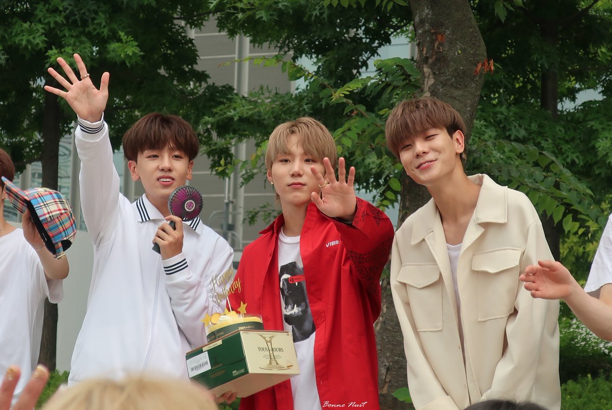BonneNuit_BC's tweet photo. 190718 BC ์์ผํํฐ ์ด๋ฒคํธ
OH BOY U GOT MA WHOLE WORLD
์์ผ ์ถํํด์ ๋ด ๋ฌ๐ @1team_twt
#HAPPY_BC_DAY #HAPPYBCDAY2019
#1TEAM #์ํ #BC #๋น์จ #Rubin #๋ฃจ๋น #Jehyun #์ ํ #๋กค๋ง๋กค๋ง #BonneNuit_BC https://t.co/hQjdYJfCN2
