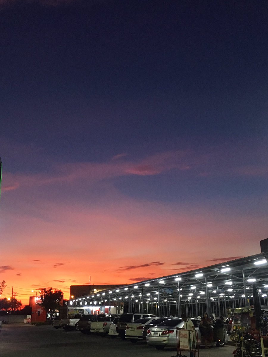 kamintnoi's tweet image. สวัสดียามเย็น ฟ้าสีส้มๆม่วงๆ #hellosunset