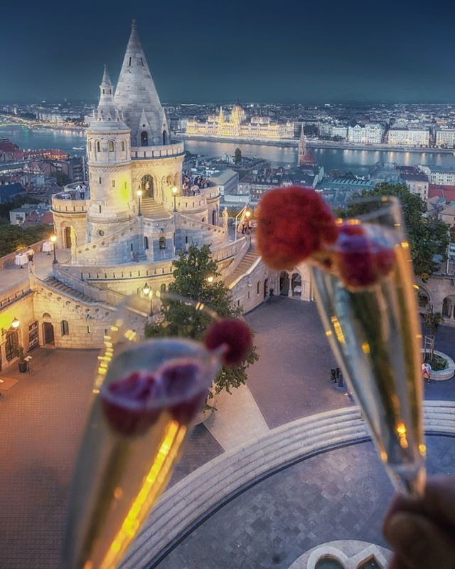 life is the art of drawing without an eraser ... make every stroke count 🥂🍓💕 #castle life with the sweetest pick of the summer patch 🇭🇺 #budapest ift.tt/2Z4j3Na