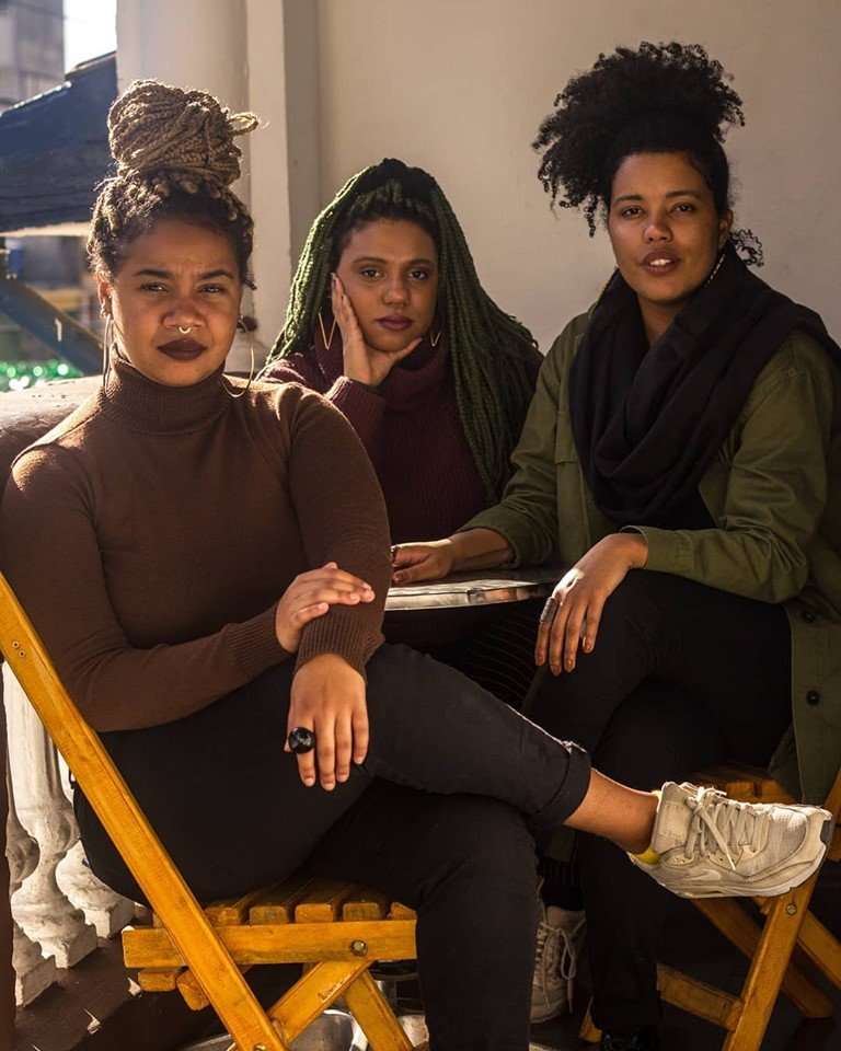 fapcom's tweet photo. #OrgulhoFapcom As nossas Fapconianas, Leila Evelyn, Alyne Cristine e Thaís Borges de Araújo, dos cursos de Jornalismo e Relações Públicas são administradoras do Preta Comprando de Preta, negócio que tem foco o empreendedorismo e empoderamento econômico de mulheres negras. https://t.co/rfGBQgT9Q8