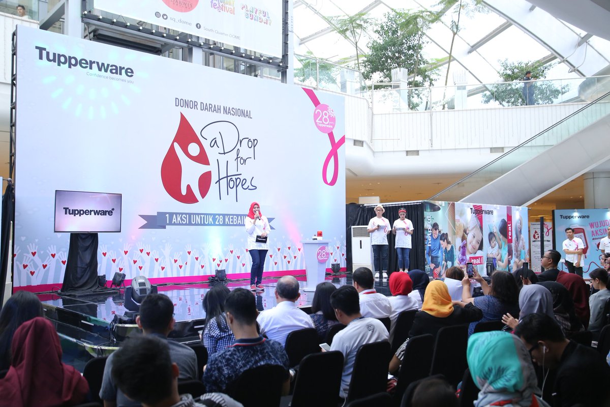 tupperwareID's tweet photo. Tahun ini #ADropForHopes hadir dalam rangka ulang tahun Tupperware Indonesia ke-28. Sudah berpartisipasi dalam memecahkan rekor MURI donor darah oleh perempuan terbanyak di tahun ini? Kalau belum, kunjungi https://t.co/S0MUVaDd9n untuk lihat jadwal & lokasi #donordarahtupperware https://t.co/8pwFrUQTpj