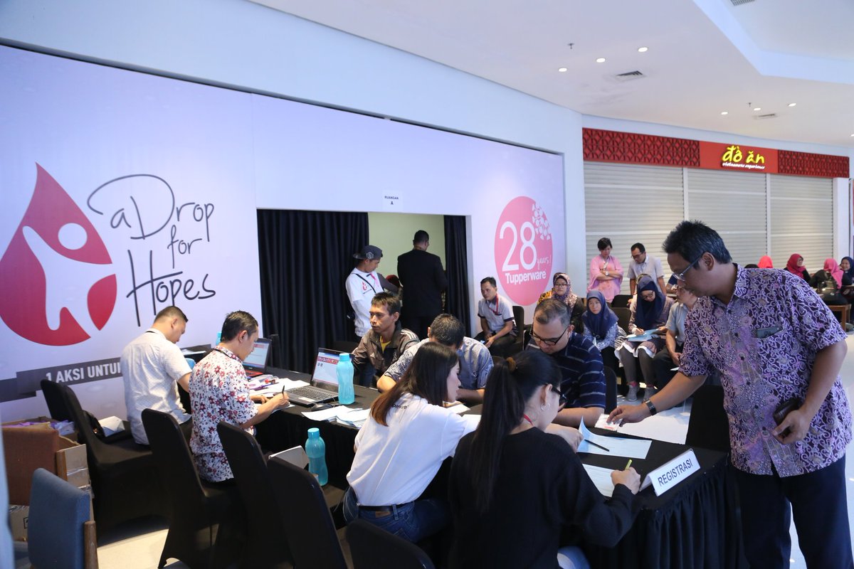 tupperwareID's tweet photo. Tahun ini #ADropForHopes hadir dalam rangka ulang tahun Tupperware Indonesia ke-28. Sudah berpartisipasi dalam memecahkan rekor MURI donor darah oleh perempuan terbanyak di tahun ini? Kalau belum, kunjungi https://t.co/S0MUVaDd9n untuk lihat jadwal & lokasi #donordarahtupperware https://t.co/8pwFrUQTpj