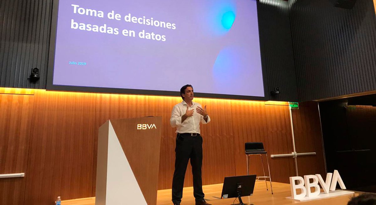 Les compartimos una imagen de la conferencia de toma de decisiones basada en datos que brindó <a href="/gastonfrancese/">Gaston Francese</a> para BBVA Argentina ¡Gracias al equipo de Learning por confiar en nosotros!