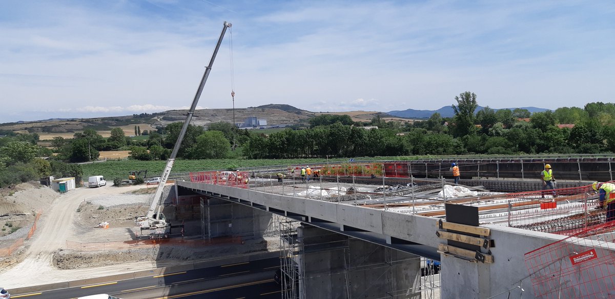 Les travaux d'élargissement de l'#A75 battent leur plein ! Ici, le nouveau pont situé près du Noeud de Crouel à #clermontferrand ! L'actualité des travaux sur a75.aprr.com