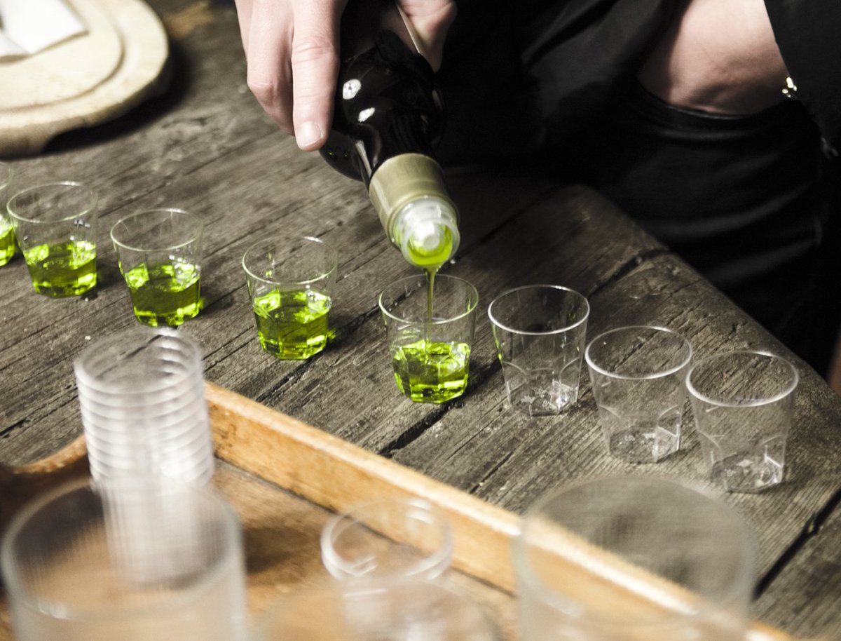 Ho gusti semplicissimi. Mi accontento solo del meglio.
...
I'm a man of simple tastes. I'm always satisfied with the best.
(Oscar Wilde) 
#laudemio #laudemiooliveoil #olioevo #olioextraverginedioliva#oscarwilde