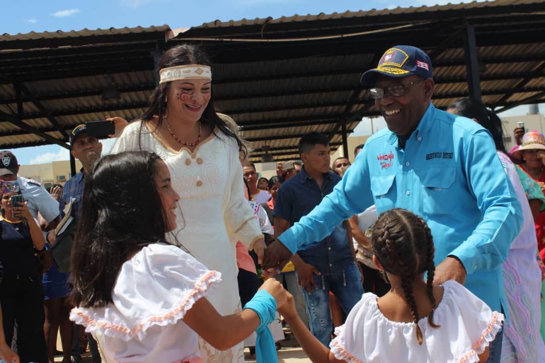 Seguimos haciendo revolución!!
 Hermoso acto de graduación y entrega de 1300 tabletas Canaima a estudiantes de los pueblos indígenas wayúu y añú de los Mcpios Semprúm y Guajira del Edo. Zulia.<a href="/ViceSocialT/">Vice Social Territorial</a> @psuvaristobulo @MINPIOFICIA  <a href="/indirafduarte/">Indira Fernández</a> <a href="/NicolasMaduro/">Nicolás Maduro</a> <a href="/DamelisChavez/">@DamelisChavezPSUV</a>