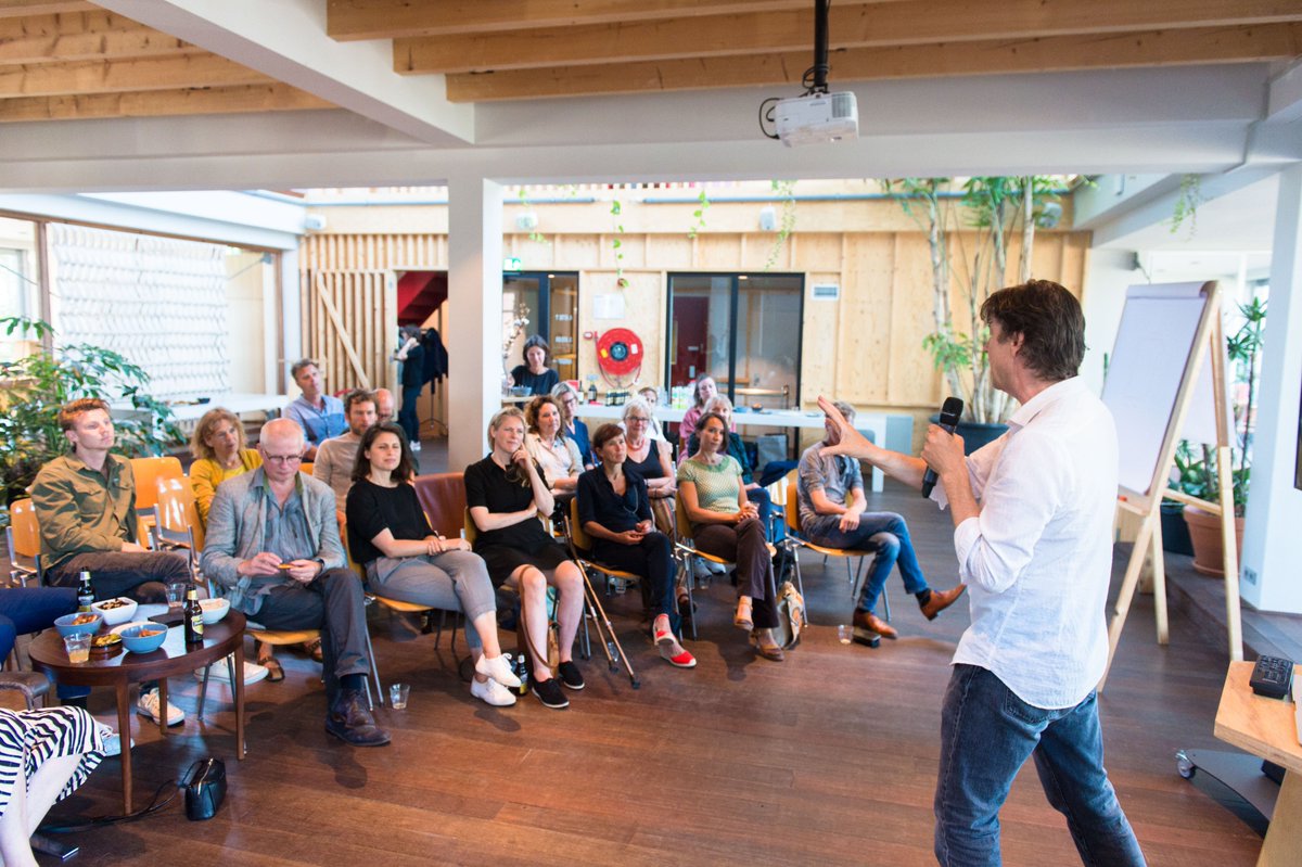 Kennisland's tweet image. Wat kunnen artistiek leiders ons leren over #leiderschap? Filmregisseur Johan Timmers gaf tijdens de 28ste Out of Office een inkijkje in de drie fases van het creatieve maakproces. Lees hier de terugblik: kl.nl/nieuws/terugbl…