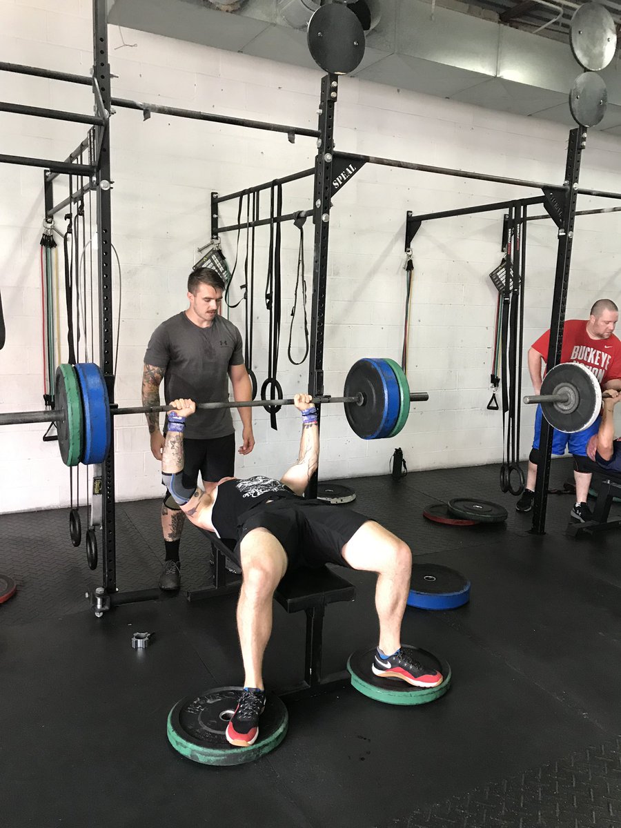 everhardcf's tweet photo. Who doesn't love the smell of bench press in the morning? https://t.co/vKr6kaP6ca