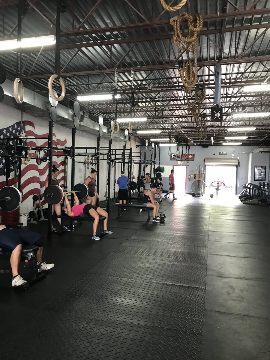 everhardcf's tweet photo. Who doesn't love the smell of bench press in the morning? https://t.co/vKr6kaP6ca