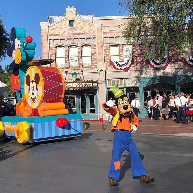 MousePlanet's tweet photo. Farewell to Mickey’s Soundsational Parade! #photobytap #mickeymouse #mouseplanet #parade #disney #disneyland #soundsationalparade #soundsational #drums #goofy #toy https://t.co/ATuDL7zmle @toddapickering https://t.co/gLQpE4yp8N