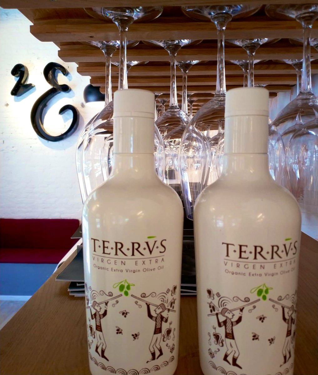 Nosotros elaboramos nuestro pan como filosofía, cada detalle importa y por eso elegimos este maravilloso AOVE TERRVS <a href="/TerrvsAOVE/">Terrvs</a>  molturación en frío de aceitunas de la finca Mas d’Alfafar, en la Solana del Benicadell. #AOVE #2estaciones #2e #2estacionesrestaurante #TERRVS